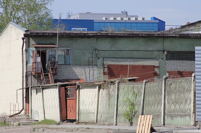 klasický betonový plot