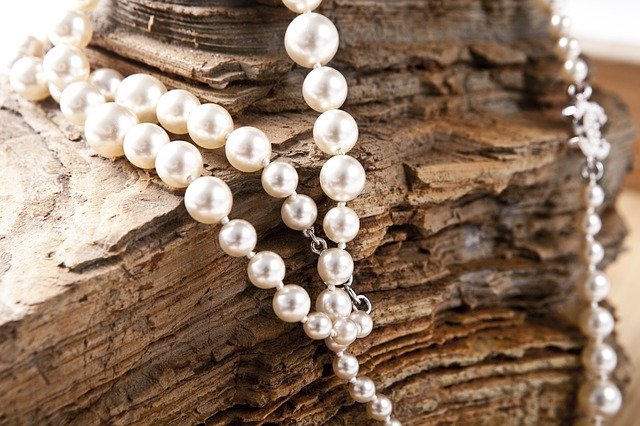 pověšené perly